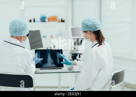 Nahaufnahme. Ärzte diskutieren eine Röntgenaufnahme der Brust. Stockfoto