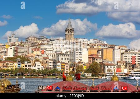 Stadtbild des Goldenen Horns mit antiken Gebäuden des Galata-Turms Bei Karakoy in Istanbul Türkei von der Bosporus Meerenge weiter Hintergrund wolkig Himmel Stockfoto