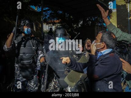 Beirut, Libanon. Dezember 2020. Während einer Demonstration gegen hohe Studiengebühren, inmitten der anhaltenden Wirtschaftskrise und politischen Sackgasse, vor der American University in Beirut (AUB), treffen sich Randpolizisten mit Universitätsstudenten und regierungsfeindlichen Aktivisten. Quelle: Marwan Naamani/dpa/Alamy Live News Stockfoto