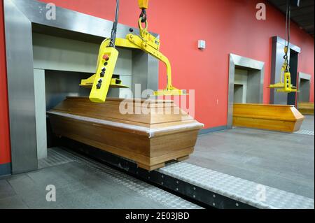 Dresden, Deutschland. Dezember 2020. Särge stehen vor dem Verbrennungsofen des Krematoriums Dresden-Tolkewitz. Das Krematorium hat aufgrund der hohen Übersterblichkeit bei der Corona-Pandemie die Kapazitätsgrenze erreicht und ist nun auf die Hilfe anderer Krematorien angewiesen. Quelle: Sebastian Kahnert/dpa-Zentralbild/dpa/Alamy Live News Stockfoto