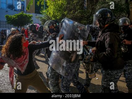 Beirut, Libanon. Dezember 2020. Während einer Demonstration gegen hohe Studiengebühren, inmitten der anhaltenden Wirtschaftskrise und politischen Sackgasse, vor der American University in Beirut (AUB), treffen sich Randpolizisten mit Universitätsstudenten und regierungsfeindlichen Aktivisten. Quelle: Marwan Naamani/dpa/Alamy Live News Stockfoto