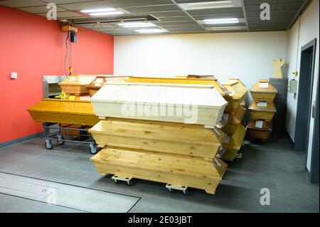 Dresden, Deutschland. Dezember 2020. Särge sind im Krematorium Dresden-Tolkewitz abnahmebereit. Das Krematorium hat aufgrund der hohen Übersterblichkeit bei der Corona-Pandemie die Kapazitätsgrenze erreicht und ist nun auf die Hilfe anderer Krematorien angewiesen. Quelle: Sebastian Kahnert/dpa-Zentralbild/dpa/Alamy Live News Stockfoto
