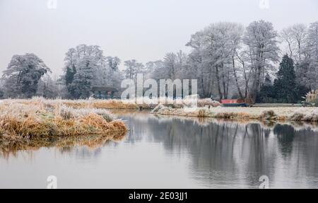 Ländlicher Winter Surrey Landschaft, Südostengland, frostige Landschaft am Fluss Wey in der Nähe von Pyrford nach sehr niedrigen Temperaturen und eisigen Nebel Stockfoto