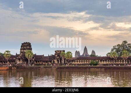 Abendansicht der Tore und der Westwand der äußeren Einzäunung des ikonischen Angkor Wat Tempelkomplexes über dem Graben, Siem Reap, Kambodscha Stockfoto