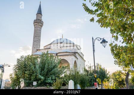 Firuz-Agha-Moschee mit einem Minarett an der Ecke des Sultanahmet-Platzes gegen blauen Himmel im Herbst, eine osmanische Moschee aus dem 15. Jahrhundert im Fatih-viertel Stockfoto