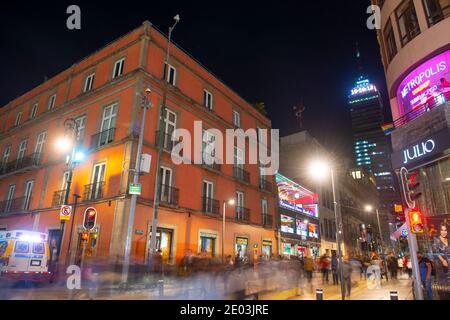 Historische Gebäude an der Avenida Francisco Madero und Torre Latinoamericana bei Nacht in Mexiko-Stadt CDMX, Mexiko. Stockfoto