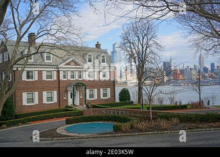 Hoboken, NJ, USA - 28. Dezember 2020: Der parkähnliche Campus des Stevens Institute, Amerikas älteste technische Universität, am Hudson River A Stockfoto