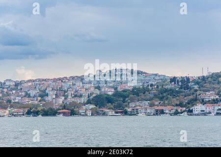 Stadtbild von Golden Horn mit antiken und modernen Gebäuden in Istanbul Türkei von der Bosporus Meerenge an einem sonnigen Tag Mit Hintergrund wolkigen Himmel Stockfoto