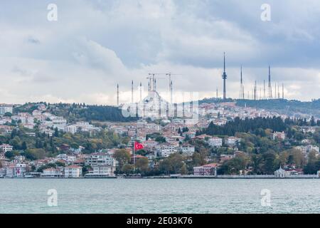 Stadtbild von Bosporus Meerenge mit Camlica Moschee und alten und Moderne Gebäude in Istanbul Türkei von der Fähre auf einem sonnigen Tag mit Hintergrund bewölkt Stockfoto