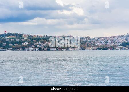 Stadtbild von Golden Horn mit antiken und modernen Gebäuden in Istanbul Türkei von der Bosporus Meerenge an einem sonnigen Tag Mit Hintergrund wolkigen Himmel Stockfoto