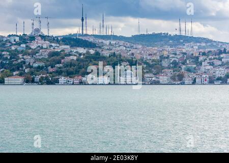 Stadtbild von Bosporus Meerenge mit Camlica Moschee und alten und Moderne Gebäude in Istanbul Türkei von der Fähre auf einem sonnigen Tag mit Hintergrund bewölkt Stockfoto