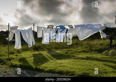 Frische Wäsche, die an einem sonnigen Tag im Wind tanzt Stockfoto