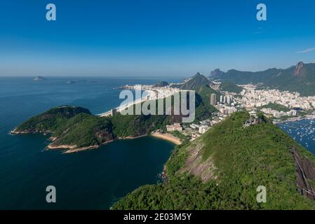 Schöne Küste von Rio de Janeiro mit Hügeln und Stränden Stockfoto