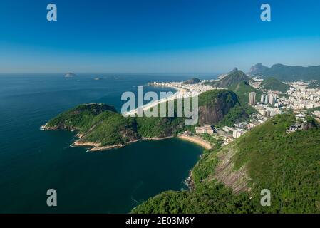 Schöne Küste von Rio de Janeiro mit Hügeln und Stränden Stockfoto