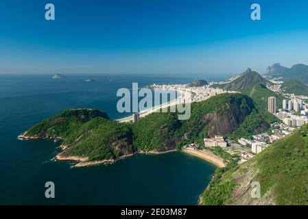 Schöne Küste von Rio de Janeiro mit Hügeln und Stränden Stockfoto