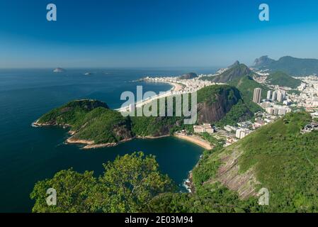 Schöne Küste von Rio de Janeiro mit Hügeln und Stränden Stockfoto