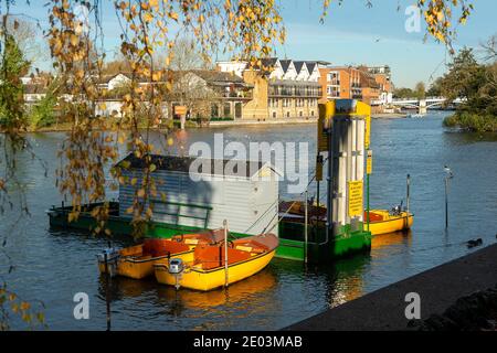 Windsor, Berkshire, Großbritannien. November 2020. Ein ruhiger Tag an der Themse in Windsor am zweiten Tag der zweiten Covid-19-Sperre. Die Zahl der positiven Covid-19-Fälle nimmt in Windsor und Maidenhead und anderswo in England zu, und es gibt Bedenken, dass sich die Pandemie im Laufe des Winters verschlechtern und den NHS belasten wird. Quelle: Maureen McLean/Alamy Stockfoto