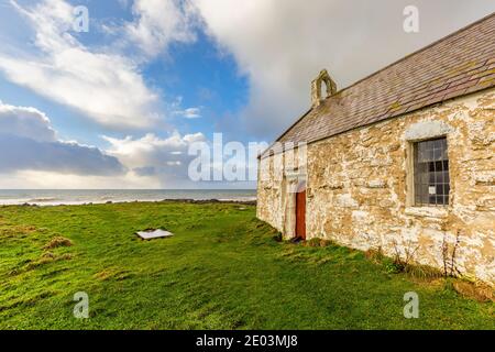 St. Cwyfan's „Church-in-the-Sea“ in Porth Cwyfan in Anglesey, Wales Stockfoto