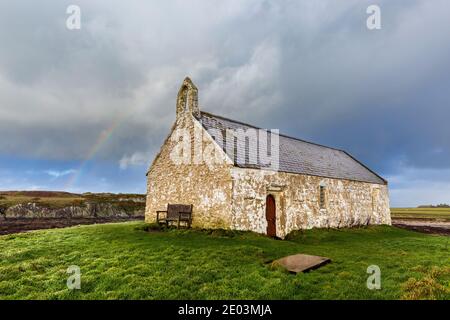 St. Cwyfan's „Church-in-the-Sea“ in Porth Cwyfan in Anglesey, Wales Stockfoto