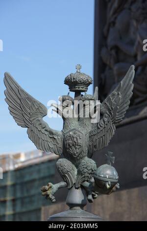 Gekrönte Adler mit St. George töten einen Drachen das heraldische Symbol des Russischen Reiches. Stockfoto