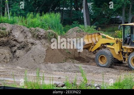Baggergraben den Boden während der Arbeiten an für Bodenbau Ausgrabung Erdbewegung Stockfoto