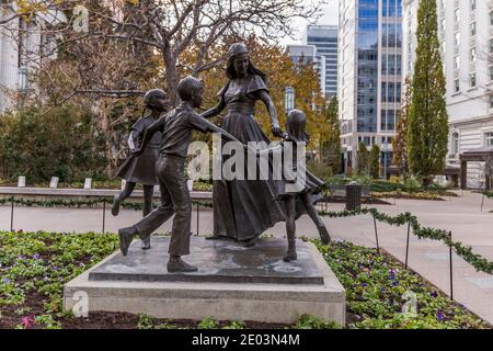 Bronzeskulptur einer Mutter mit ihren Kindern in Temple Square, Downtown Salt Lake City, Utah. Stockfoto