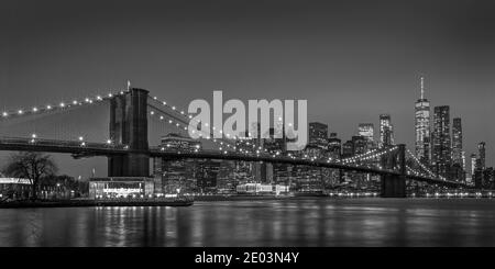 Berühmter Blick von Brooklyn auf die Brooklyn Bridge und die Skyline von Lower Manhattan. Stockfoto