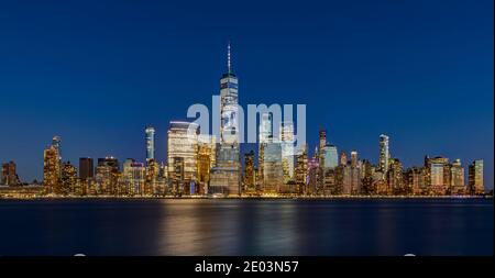 Die Skyline von New York City und der Freedom Tower von New Jersey über den Hudson River. Stockfoto