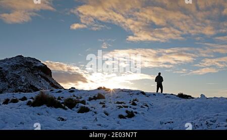 Edinburgh, Schottland, Großbritannien. 29 Dezember 2020. Perfekter Wintertag, beginnend mit einer Schneedecke über der Stadt, die es den Menschen ermöglicht, die Natur zu genießen und endet mit einem schönen warmen Sonnenuntergang, um den Tag zu beenden. Quelle: Arch White/Alamy Live News. Stockfoto