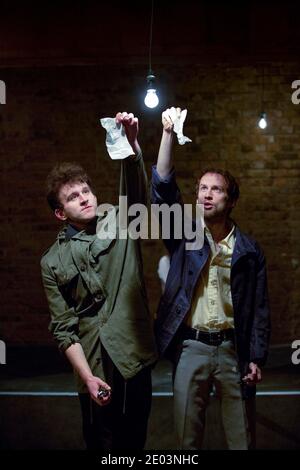 l-r: Harry Melling (Morris/Jim), Mark Arends (Smith/John) in THE ANGRY BRIGADE von James Graham im Bush Theatre, London W12 06/05/2015 A Paines Plough & Theatre Royal Plymouth Produktionsdesign: Lucy Osborne Beleuchtung: Tom Gibbons Regie: James Grieve Stockfoto