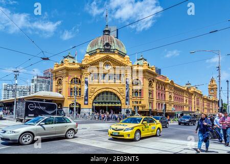 Bahnhof Flinders Street, an der Kreuzung von Flinders und Swanston Street, Melbourne, Victoria, Australien. Ein Bahnhof existiert Stockfoto