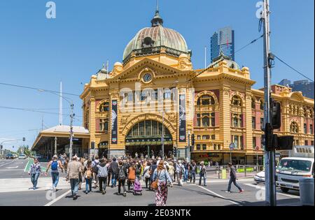 Bahnhof Flinders Street, an der Kreuzung von Flinders und Swanston Street, Melbourne, Victoria, Australien. Es gibt einen Bahnhof Stockfoto