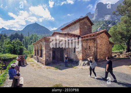 Vorromanische Kirche Santa Maria in Cillorigo de Liébana, Kantabrien, Spanien. Stockfoto