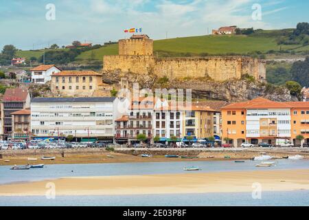 San Vicente de la Barquera, Kantabrien, Spanien, gekrönt vom Castillo del Rey. Stockfoto