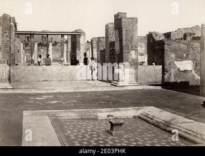 Vintage-Foto aus dem 19. Jahrhundert - Touristen im Haus des Faun, Pompeji. Erbaut im 2. Jahrhundert v. Chr., war eine der größten und eindrucksvollsten Privatresidenzen in Pompeji, Italien, und beherbergte viele große Kunstwerke. Bild c.1870. Stockfoto