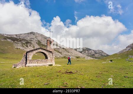 Wanderer in der Ermita del Pastor, Parque Nacional de los Picos de Europa, Asturien, Spanien. Kapelle des Guten Hirten, Nationalpark Peaks of Europe. Stockfoto