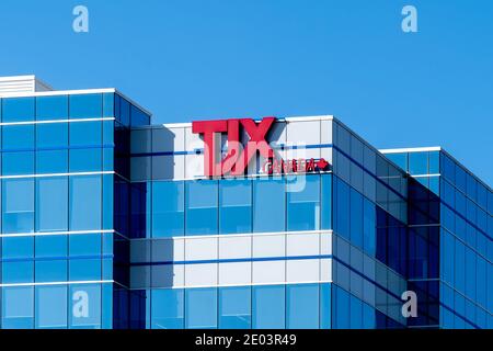 Nahaufnahme des TJX-Schilds in ihrem Bürogebäude in Mississauga, ON, Kanada. Stockfoto