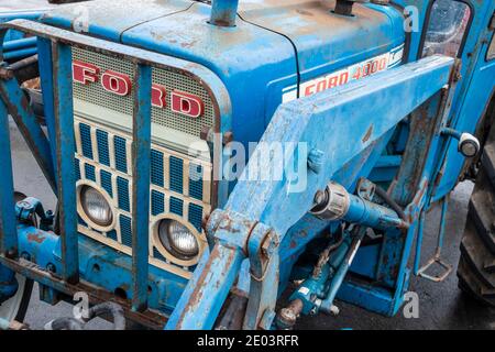 Antikblauer Ford 4000 Traktor bei einer Oldtimer Traktor Rallye In Nordostengland Stockfoto