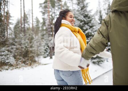 Junge glückliche Frau, die gemeinsam im Park im Freien läuft Ihr Freund Stockfoto