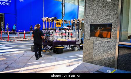 New York, NY, USA - 29. Dezember 2020: Bürgersteig Verkäufer Verkauf Hüte in Midtown Stockfoto