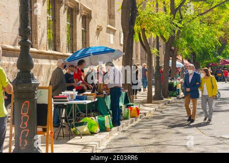 Valencia, Spanien. 11. Oktober 2020: Briefmarken- und Münzhändler und Sammler vor der Lonja de la Seda, oder Seidenbörse, Gebäude in der Marke Stockfoto