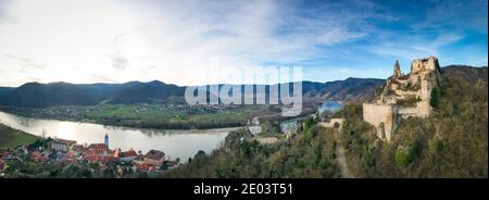 Dürnstein Ruine in der Wachau. Luftaufnahme zum berühmten Wahrzeichen Niederösterreichs. Stockfoto