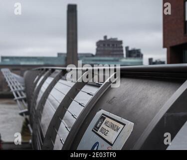 Eine verlassene Millennium Bridge in London während der Sperre. Stockfoto