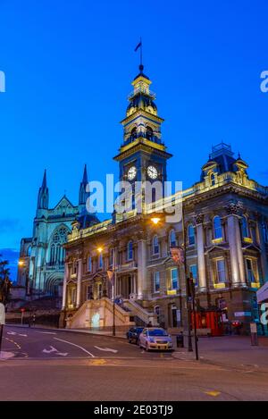 Blick auf den Sonnenuntergang auf das Rathaus von Dunedin und die St. paul's Kathedrale In Neuseeland Stockfoto