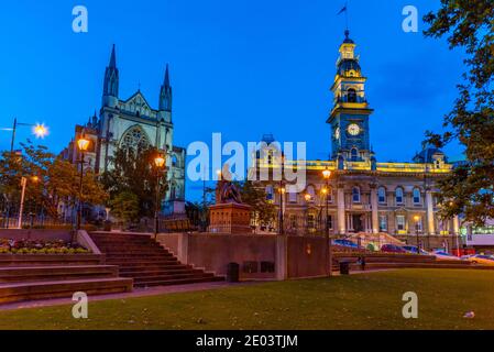 Blick auf den Sonnenuntergang auf das Rathaus von Dunedin und die St. paul's Kathedrale In Neuseeland Stockfoto