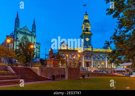 Blick auf den Sonnenuntergang auf das Rathaus von Dunedin und die St. paul's Kathedrale In Neuseeland Stockfoto