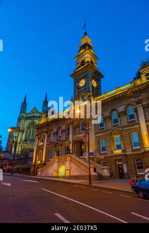 Blick auf den Sonnenuntergang auf das Rathaus von Dunedin und die St. paul's Kathedrale In Neuseeland Stockfoto