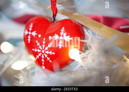 Rote herzförmige Weihnachtsbaumdekoration mit weiß bemaltem Design. Anna Watson/Alamy Stockfoto