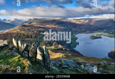 Crinkle Crags, Bowfell, The Langdale Pikes, Silver How und Grasmere von Loughrigg Fell aus gesehen, Grasmere, Lake District, Cumbria Stockfoto