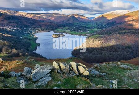 Grasmere See und Dorf mit Dunmail Raise und Seat Sandle, von Loughrigg Fell, Grasmere, Lake District, Cumbria gesehen Stockfoto